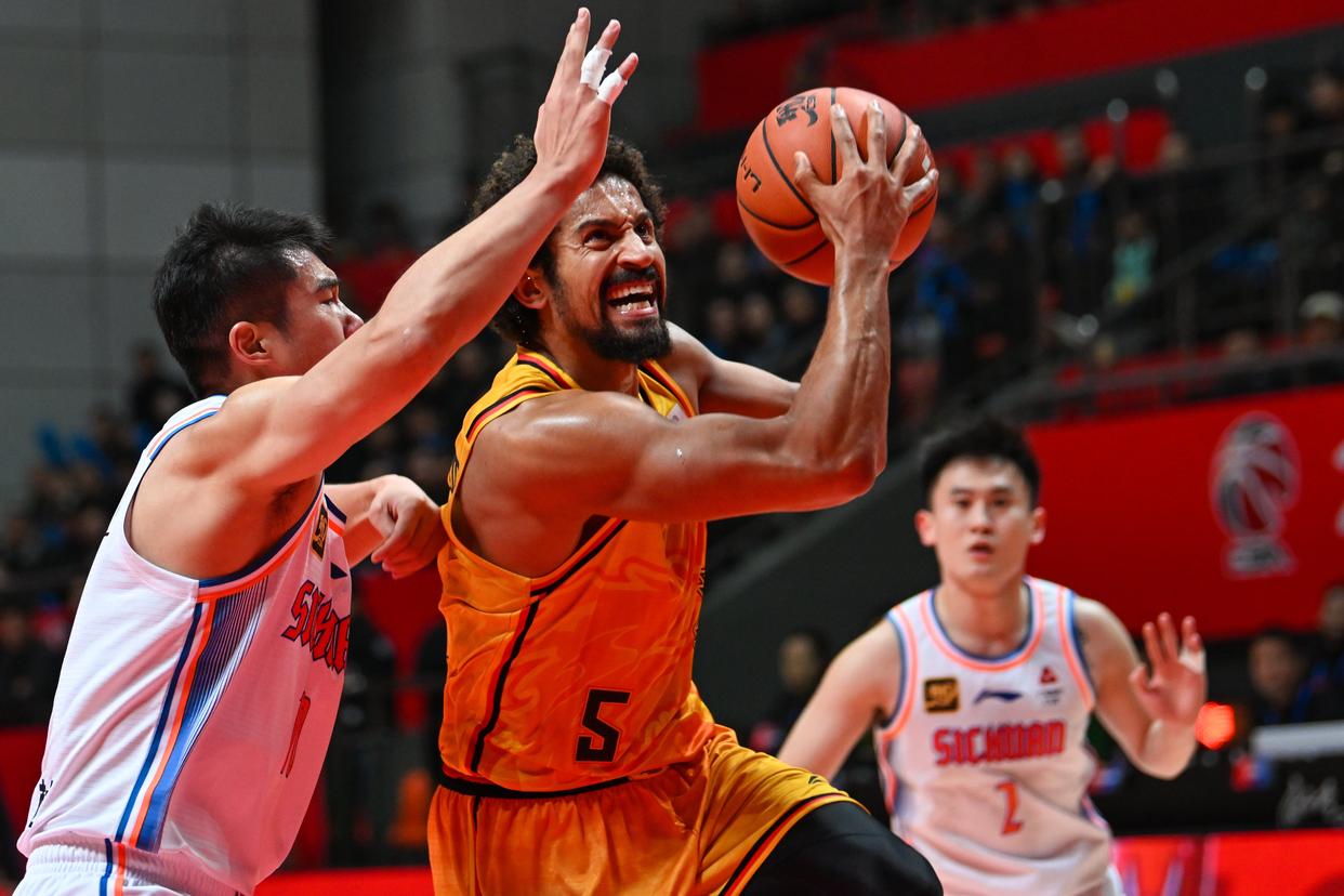 江苏队完胜雷霆,詹姆斯关键制胜 江苏队完胜雷霆,詹姆斯关键制胜