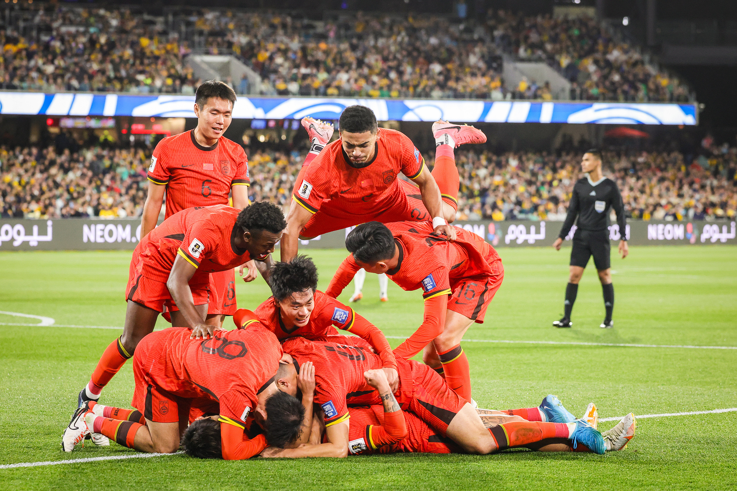 中国队横扫印度队,李梓嘉点燃赛场 中国队横扫印度队,李梓嘉点燃赛场