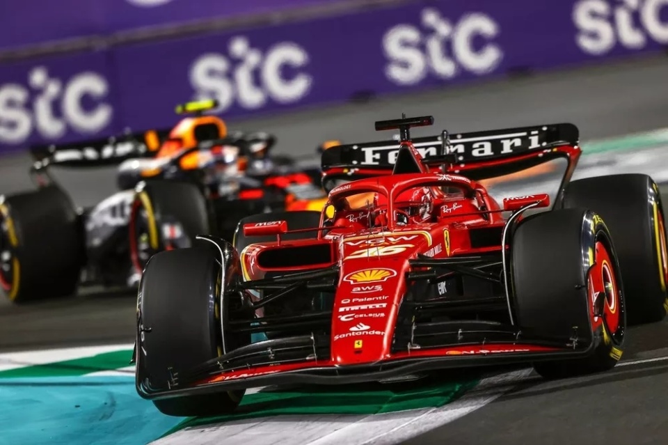 红牛车队力克法拉利，拉塞尔点燃赛场