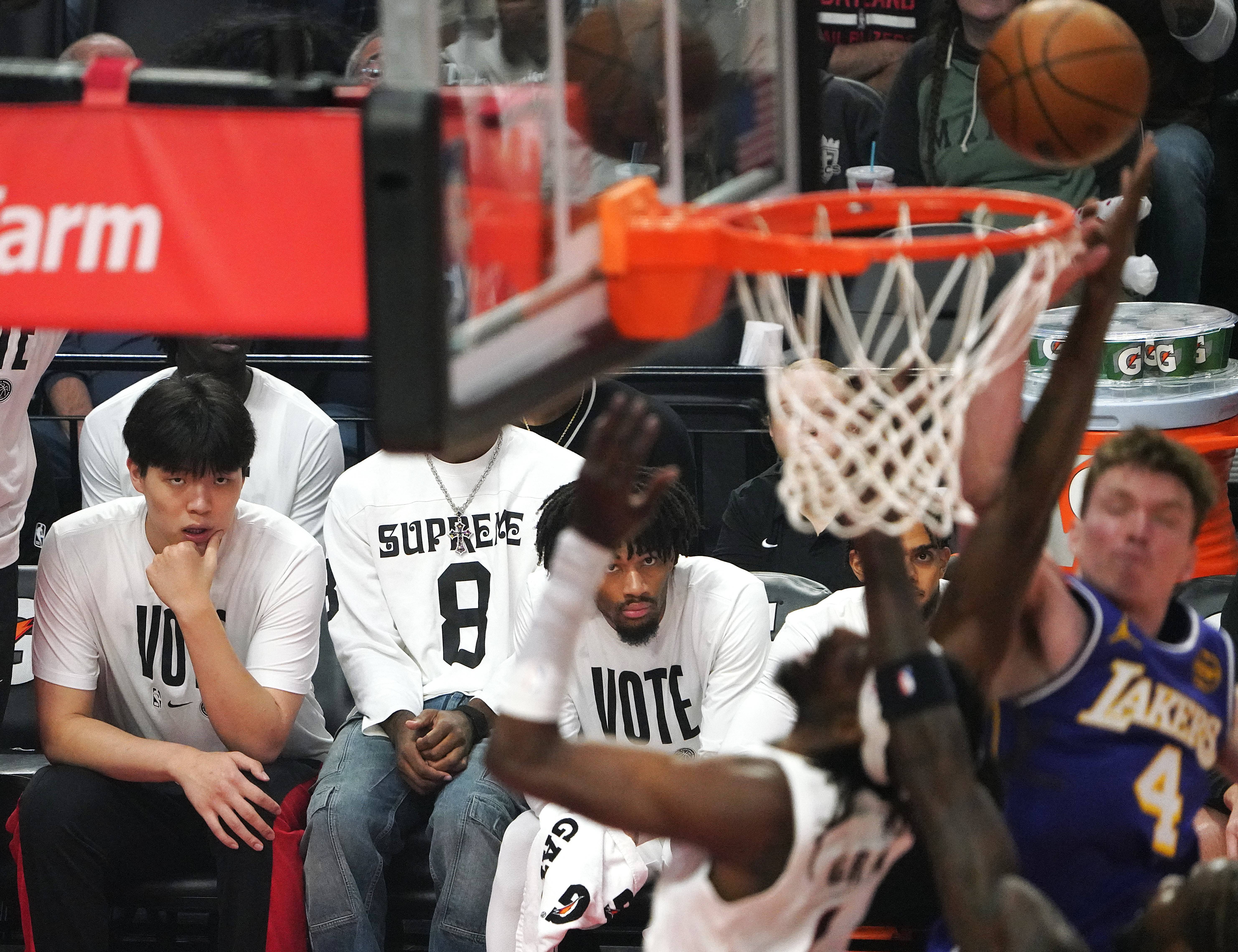 山东队轻取湖人，德罗赞点燃赛场